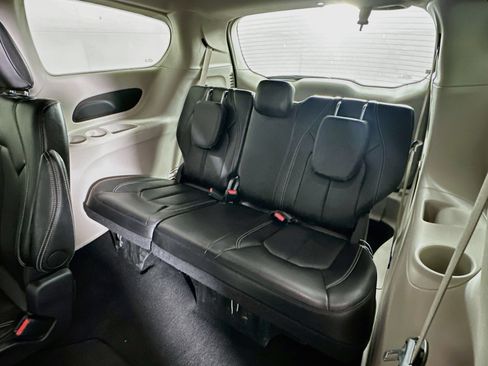 Used 2024 Chrysler Pacifica Touring-L FWD image 27