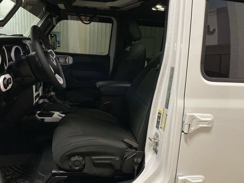 Used 2023 Jeep Gladiator Rubicon w/ Cold Weather Group AWD/4WD image 13