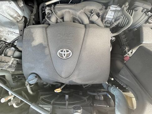 Used 2018 Toyota Highlander SE FWD image 12