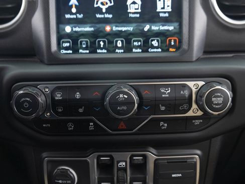 Used 2018 Jeep Wrangler Unlimited Sahara AWD/4WD image 35