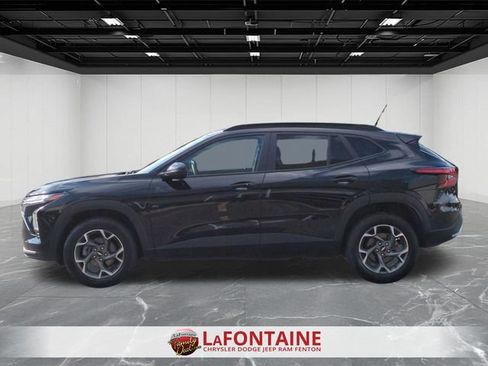 Used 2024 Chevrolet Trax LT w/ Sunroof Package FWD image 2