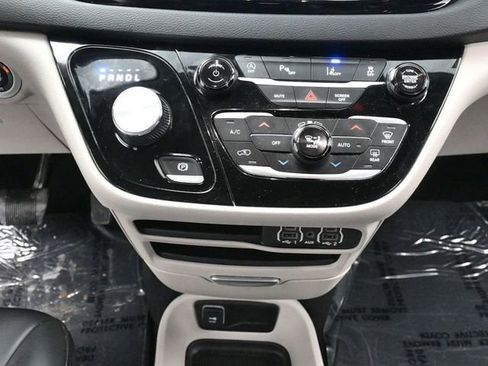 Used 2023 Chrysler Pacifica Touring-L image 20