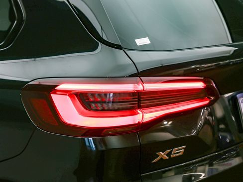 Used 2022 BMW X5 sDrive40i w/ M Sport Package RWD image 12