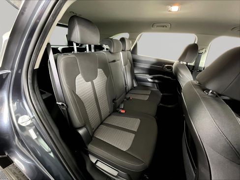 Used 2023 Kia Sorento LX FWD image 25