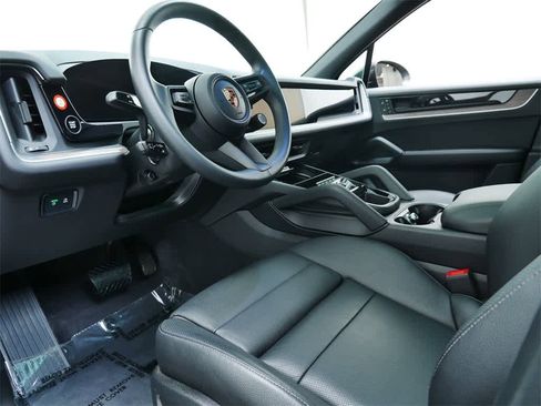 Used 2025 Porsche Cayenne image 4
