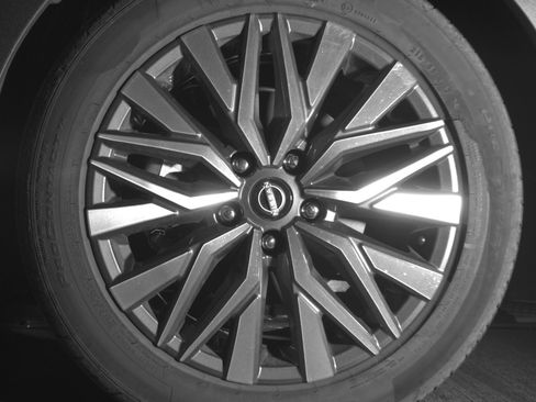 Used 2025 Nissan Altima 2.5 SV FWD image 12