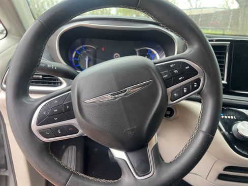 Used 2022 Chrysler Pacifica Touring-L FWD image 17