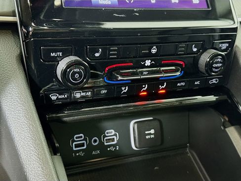 Used 2023 Jeep Grand Cherokee Laredo w/ Luxury Tech Group I AWD/4WD image 8