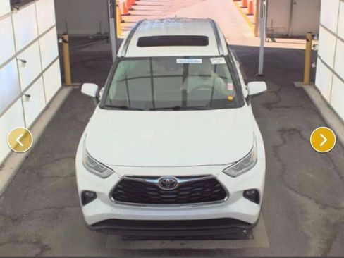 Used 2023 Toyota Highlander Limited image 2