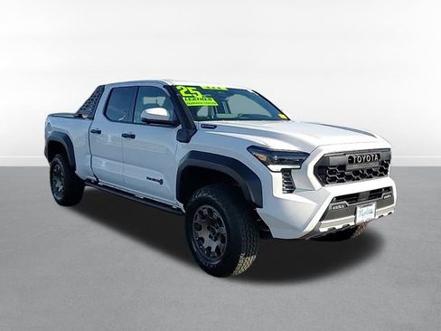 Used 2025 Toyota Tacoma Trailhunter image 3