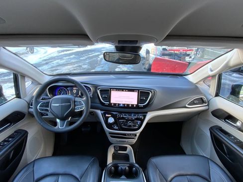 Used 2024 Chrysler Pacifica Touring-L image 32