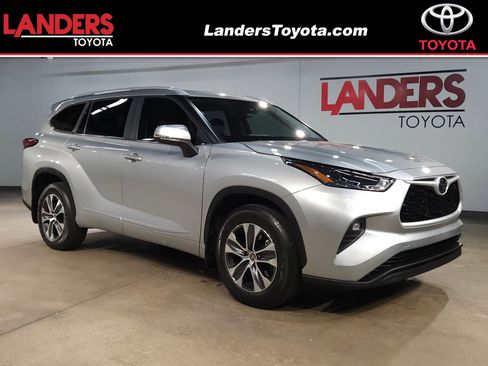 Used 2023 Toyota Highlander XLE image 1