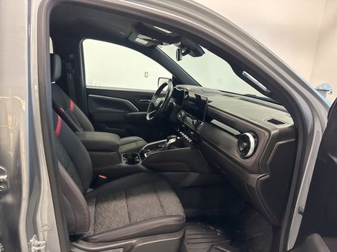 Used 2024 Chevrolet Colorado Z71 image 31