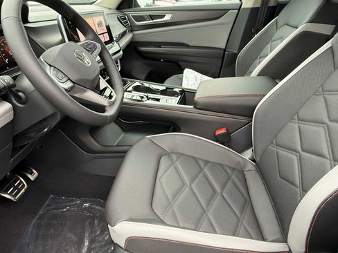 New 2026 Volkswagen Atlas Peak Edition image 9