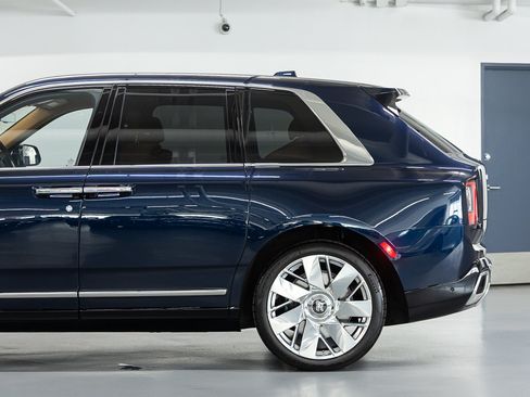 Certified 2025 Rolls-Royce Cullinan AWD/4WD image 17