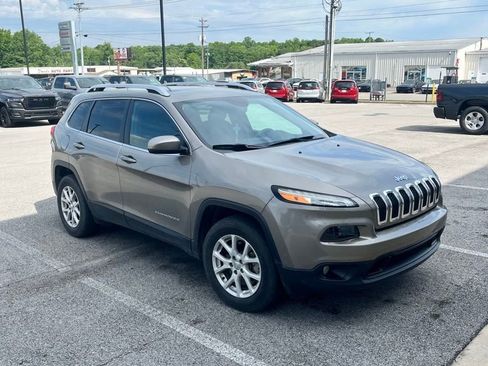 Used 2017 Jeep Cherokee Latitude w/ Comfort/Convenience Group AWD/4WD image 12