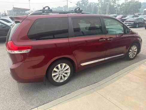 Used 2013 Toyota Sienna Limited w/ Premium Pkg FWD image 2