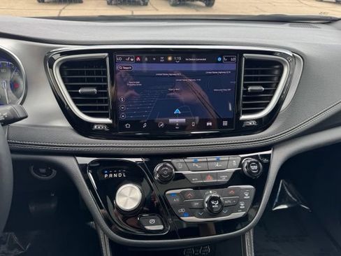 Used 2025 Chrysler Pacifica Limited FWD image 16