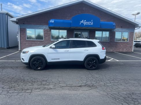 Used 2020 Jeep Cherokee Latitude Plus image 3