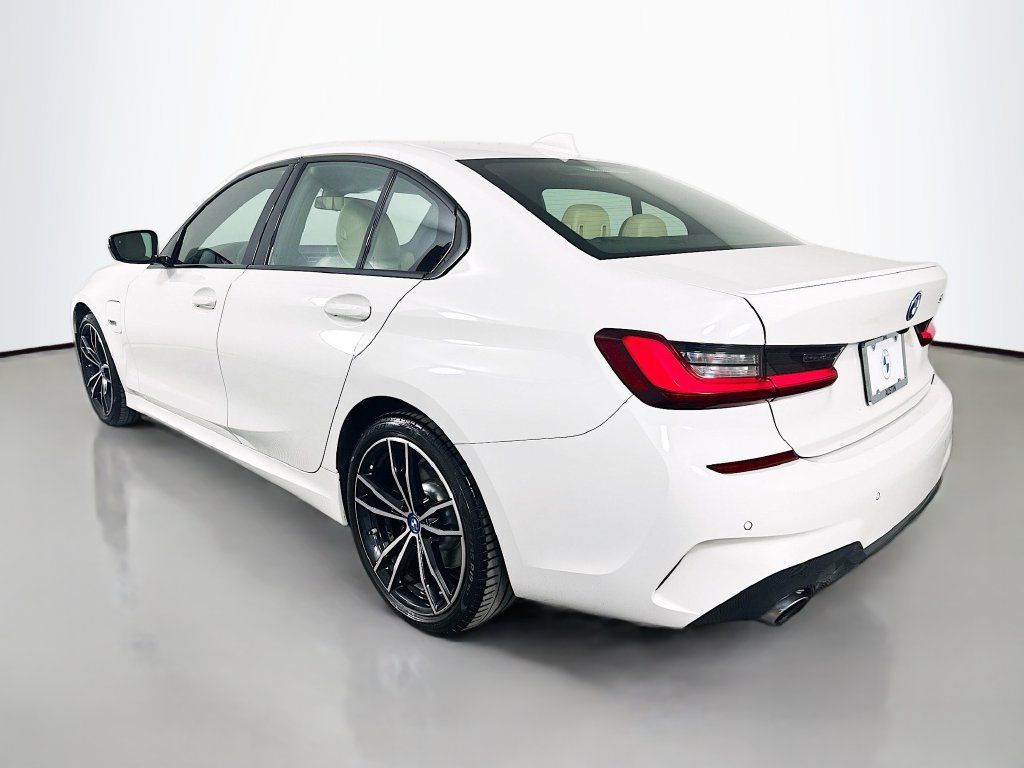 Used 2022 BMW 330e w/ M Sport Package RWD image 7