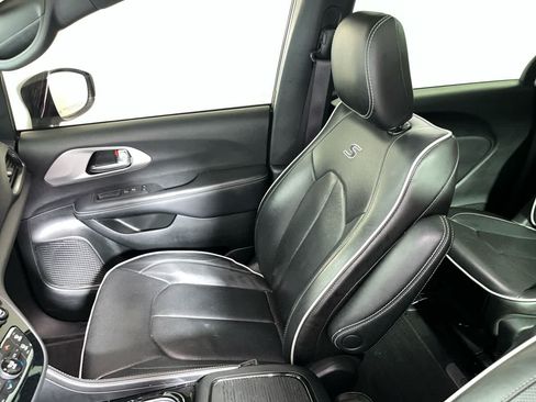 Used 2024 Chrysler Pacifica Premium FWD image 28