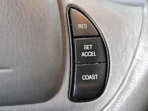 Used 2002 Lincoln Town Car Executive image 24