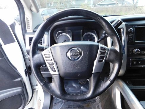 Used 2019 Nissan Titan SV w/ SV Convenience Package image 8