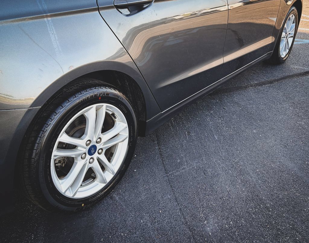 Used 2020 Ford Fusion SE FWD image 26