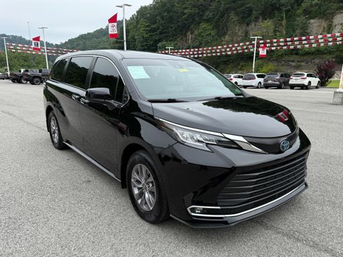 Used 2023 Toyota Sienna XLE image 5