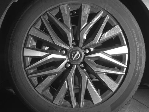 Used 2025 Nissan Altima 2.5 SV FWD image 12
