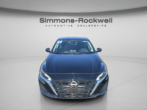 Used 2025 Nissan Altima 2.5 SV FWD image 8