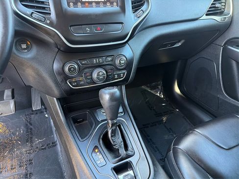 Used 2019 Jeep Cherokee Latitude Plus w/ Comfort/Convenience Group image 29