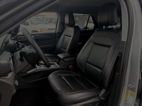 Certified 2023 Ford Explorer XLT w/ Equipment Group 202A RWD image 11