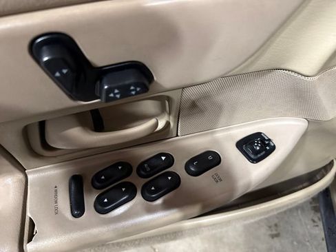 Used 2000 Ford Crown Victoria LX RWD image 3