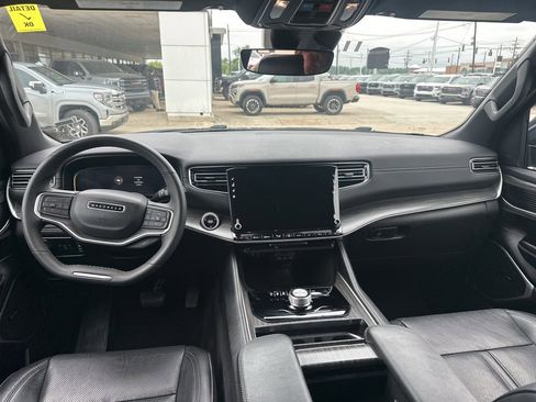 Used 2024 Jeep Wagoneer L Series II RWD image 8