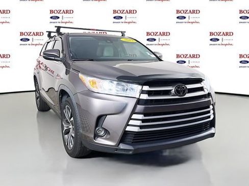 Used 2019 Toyota Highlander LE FWD image 1