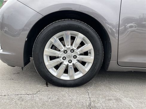 Used 2015 Toyota Sienna XLE image 9