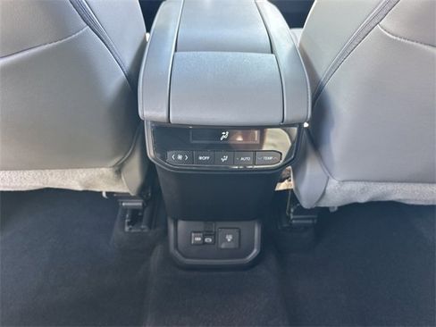 Used 2023 Toyota Highlander Limited image 16