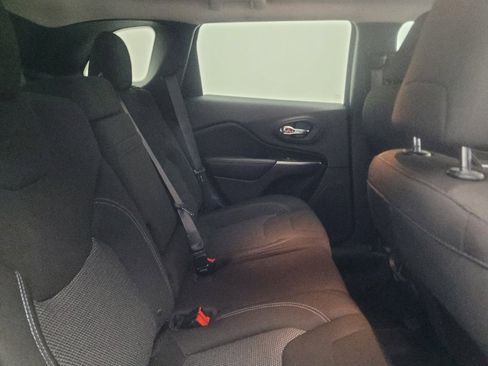 Used 2019 Jeep Cherokee Latitude w/ Popular Appearance Group FWD image 19