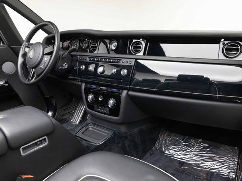 Used 2014 Rolls-Royce Phantom Drophead Coupe RWD image 2