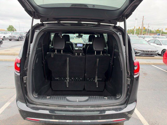 Used 2025 Chrysler Pacifica Select FWD image 20