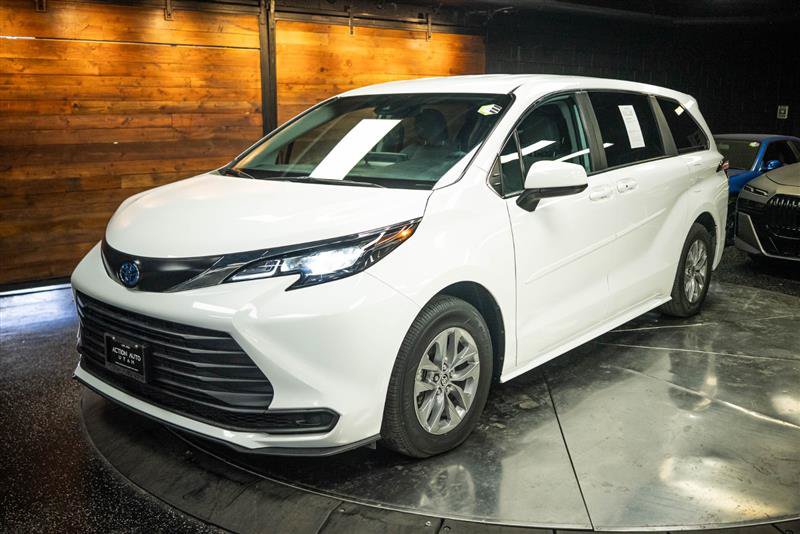 Used 2024 Toyota Sienna LE AWD/4WD image 2