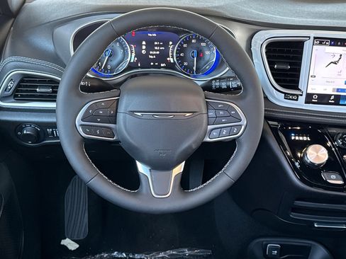 New 2027 Chrysler Pacifica Select FWD image 13
