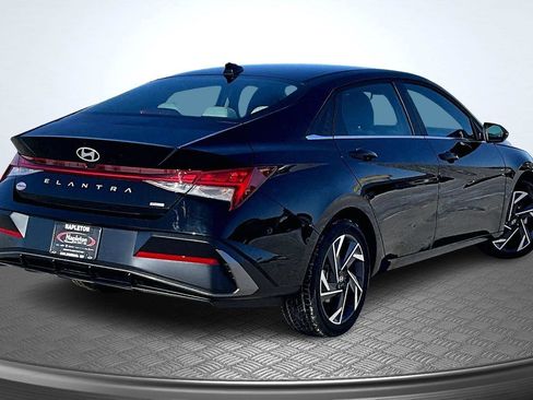 Used 2025 Hyundai Elantra Limited image 2