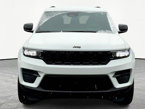 Used 2023 Jeep Grand Cherokee Altitude image 2