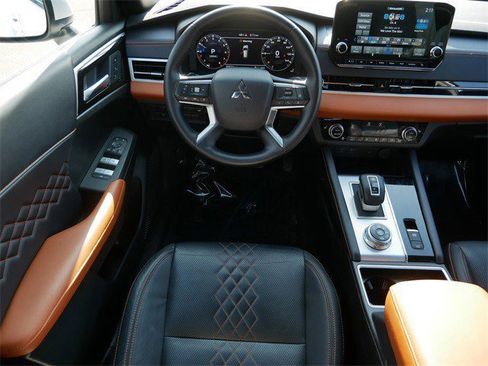 Used 2023 Mitsubishi Outlander SEL image 10