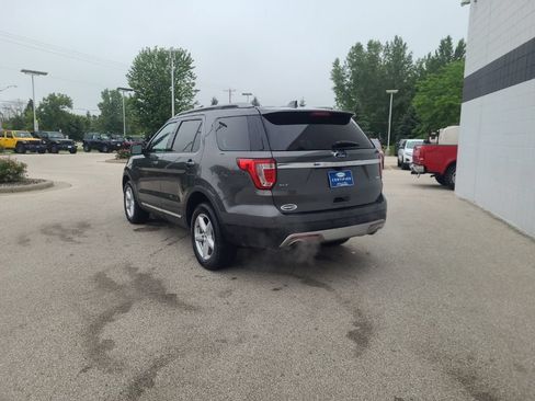 Used 2017 Ford Explorer XLT w/ Equipment Group 202A AWD/4WD image 4