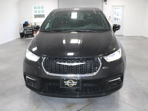 Used 2025 Chrysler Pacifica Select FWD image 3