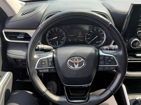 Used 2021 Toyota Highlander XLE AWD/4WD image 37