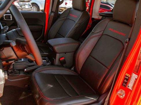 Used 2025 Jeep Wrangler Rubicon w/ Convenience Group image 13